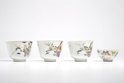 Een Chinese famille rose vaas en vier kopjes, 19e eeuw