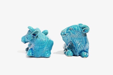 Twee Chinese turquoise geglazuurde figuren van een koe en een geit, Jiaqing
