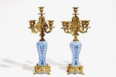 Une paire de vases cand&eacute;labres en porcelaine de Chine bleu et blanc et bronze dor&eacute;, Kangxi