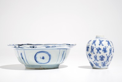 Un bol de type klapmuts d'&eacute;poque Wanli et un petit vase globulaire, 19&egrave;me, en porcelaine de Chine bleu et blanc