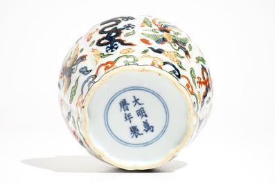 A Chinese wucai dragon vase, Wanli mark, 19/20th C.