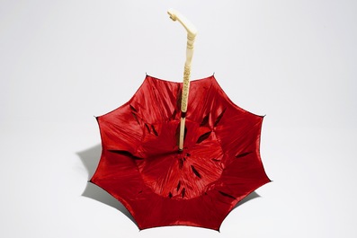 Un parasol pliable en ivoire sculpt&eacute; dans sa bo&icirc;te d'origine, Lee Ching, Canton, Chine, 19&egrave;me
