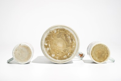 Une grande chope et une paire de petites en porcelaine de Chine de style Imari, Kangxi