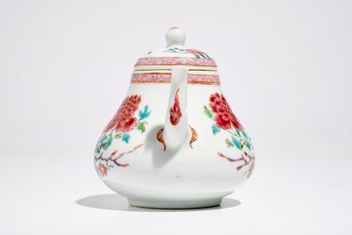 Une th&eacute;i&egrave;re et son couvercle en porcelaine de Chine famille rose aux coqs, Yongzheng