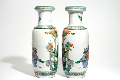 Une paire de grands vases en porcelaine de Chine famille verte, 19&egrave;me