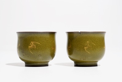 Une paire de tasses &agrave; vin en teadust et dor&eacute;, marque de Qianlong, Chine, 20&egrave;me