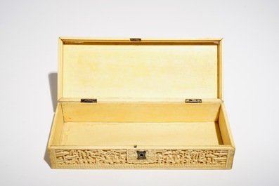 Een grote rechthoekige Chinese ivoren doos, Canton, 19e eeuw