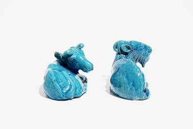 Twee Chinese turquoise geglazuurde figuren van een koe en een geit, Jiaqing