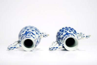 Une paire d'aigui&egrave;res en porcelaine de Chine bleu et blanc, &eacute;poque Transition