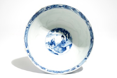 Un bol en porcelaine de Chine bleu et blanc moul&eacute; en forme de lotus, marque de Xuande, Kangxi