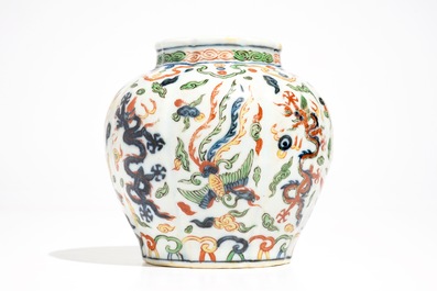 A Chinese wucai dragon vase, Wanli mark, 19/20th C.