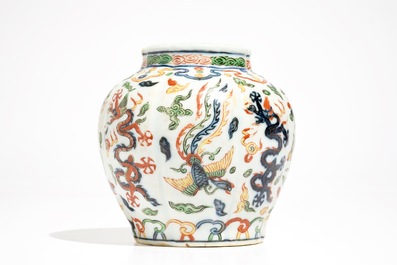 A Chinese wucai dragon vase, Wanli mark, 19/20th C.