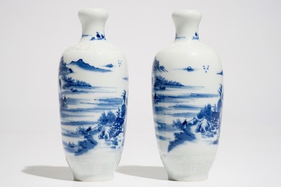 Une paire de vases en porcelaine de Chine bleu et blanc &agrave; d&eacute;cor de paysages, marque de Qianlong, R&eacute;publique, 20&egrave;me