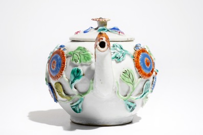 Une th&eacute;i&egrave;re sur pr&eacute;sentoir en porcelaine de Chine famille rose &agrave; d&eacute;cor en relief, Yongzheng