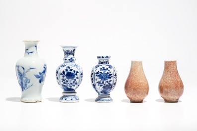 Cinq vases miniatures en porcelaine de Chine bleu et blanc et rouge de cuivre, Kangxi