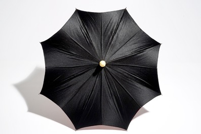 Un parasol pliable en ivoire sculpt&eacute; dans sa bo&icirc;te d'origine, Lee Ching, Canton, Chine, 19&egrave;me