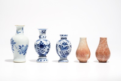 Cinq vases miniatures en porcelaine de Chine bleu et blanc et rouge de cuivre, Kangxi