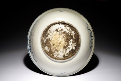Un grand plat en porcelaine de Chine, dit de Swatow, &agrave; d&eacute;cor de dragons, Ming