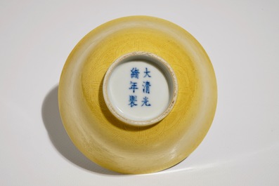 Un bol en porcelaine de Chine jaune monochrome &agrave; d&eacute;cor incis&eacute; de dragons, 19/20&egrave;me