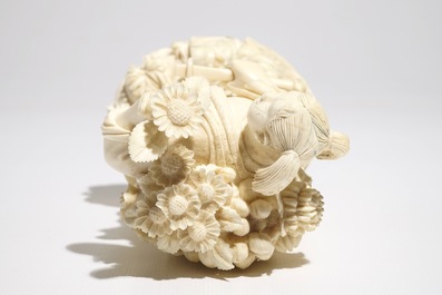 Une figure d'une fille en ivoire sculpt&eacute;, Chine, 2&egrave;me quart du 20&egrave;me