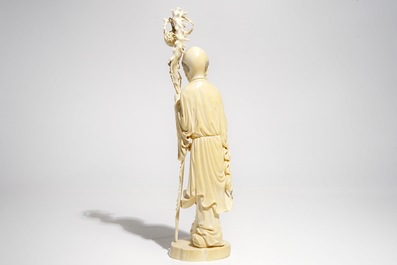 Een grote gesigneerde Chinese ivoren figuur van een onsterfelijke, eind 19e eeuw