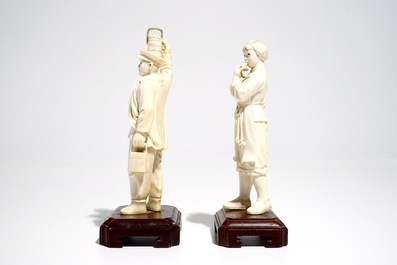 Twee Chinese ivoren figuren op houten sokkel, 2e kwart 20e eeuw