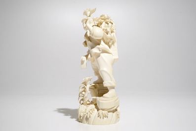 Une figure d'une fille en ivoire sculpt&eacute;, Chine, 2&egrave;me quart du 20&egrave;me