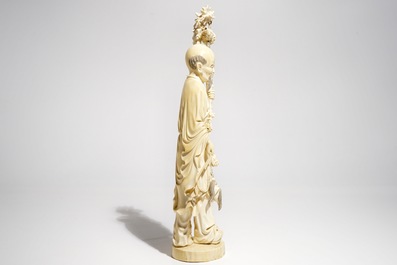 Een grote gesigneerde Chinese ivoren figuur van een onsterfelijke, eind 19e eeuw