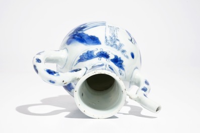 Une aigui&egrave;re en porcelaine de Chine bleu et blanc, &eacute;poque Transition