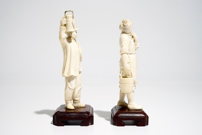Twee Chinese ivoren figuren op houten sokkel, 2e kwart 20e eeuw