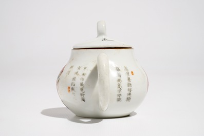 Une th&eacute;i&egrave;re en porcelaine de Chine famille rose &agrave; d&eacute;cor Wu Shuang Pu, 19&egrave;me