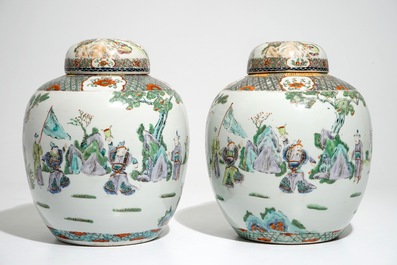 Une paire de pots couverts en porcelaine de Chine famille verte, 19&egrave;me