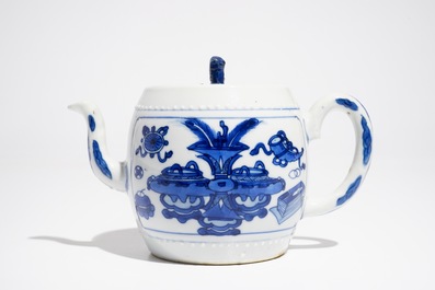 Een Chinese blauwwitte theepot met decor van kostbaarheden, Kangxi