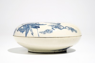 Une bo&icirc;te couverte en porcelaine de Chine bleu et blanc p&acirc;te tendre, marque de Kangxi, 19&egrave;me