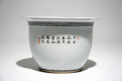 Un plat en porcelaine de Chine famille rose, et une jardini&egrave;re sur pr&eacute;sentoir, 18&egrave;me et 20&egrave;me