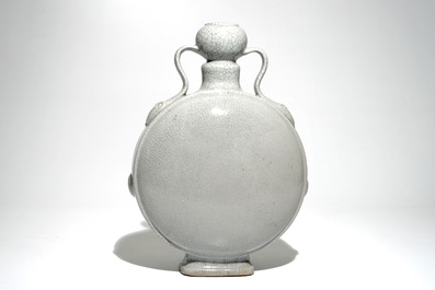 Un vase de forme bouteille en porcelaine de Chine craquel&eacute; de type ge, 19/20&egrave;me