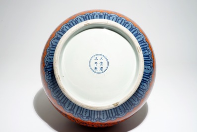 Un vase de forme hu en porcelaine de Chine aux rinceaux de pivoines sur fond rouge corail, marque de Yongzheng, 20&egrave;me