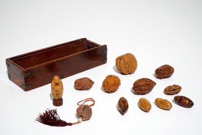 Een collectie van twaalf gestoken Chinese walnoten, Qing