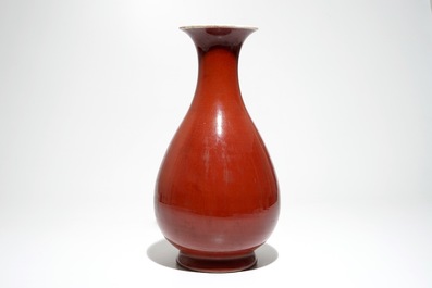 Un vase de forme yuhuchunping en porcelaine de Chine monochrome sang de boeuf, 19&egrave;me