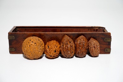 Een collectie van twaalf gestoken Chinese walnoten, Qing