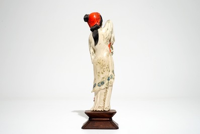 Une figure en ivoire polychrome sur socle en bois, 2&egrave;me quart du 20&egrave;me