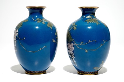 Een paar Japanse cloisonn&eacute; vazen met blauwe fondkleur, Meiji, eind 19e eeuw