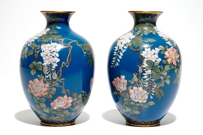 Een paar Japanse cloisonn&eacute; vazen met blauwe fondkleur, Meiji, eind 19e eeuw