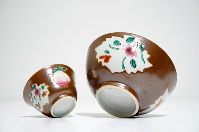 Deux bols et huit tasses et soucoupes en porcelaine de Chine famille rose &agrave; fond brun capucin, Qianlong