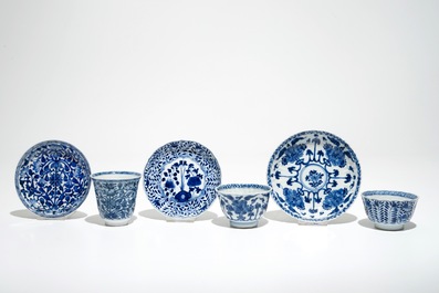 Dertien Chinese blauwwitte koppen en schotels, Kangxi en later