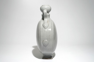 Een Chinese moonflask met ge-type craquel&eacute; glazuur, 19/20e eeuw