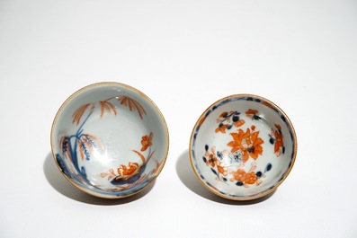 Onze tasses et soucoupes et sept soucoupes en porcelaine de Chine de style Imari sur fond brun capucin, Qianlong