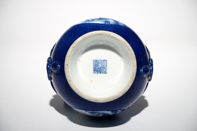 Een Chinese blauwwitte hu vaas met landschapsdecor op poederblauwe fondkleur, Qianlong merk, 19/20e eeuw