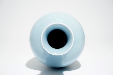 Un vase en porcelaine de Chine monochrome bleu de lavande &agrave; d&eacute;cor sous gla&ccedil;ure, marque de Yongzheng, 19&egrave;me
