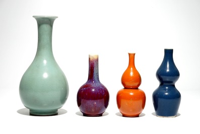 Quatre vases en porcelaine de Chine monochrome, 19/20&egrave;me